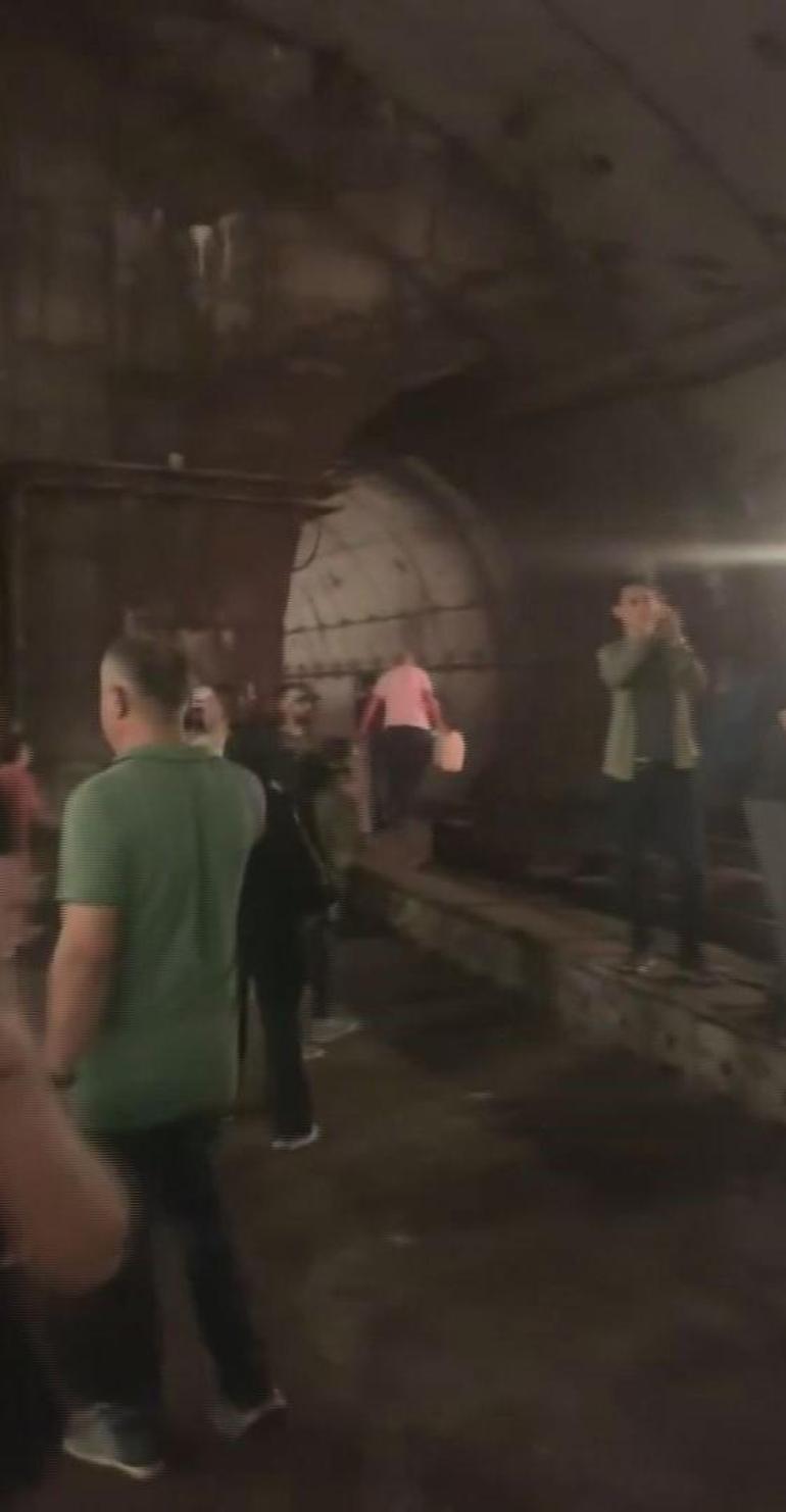Metro raydan çıktı 3 yolcu yaralandı