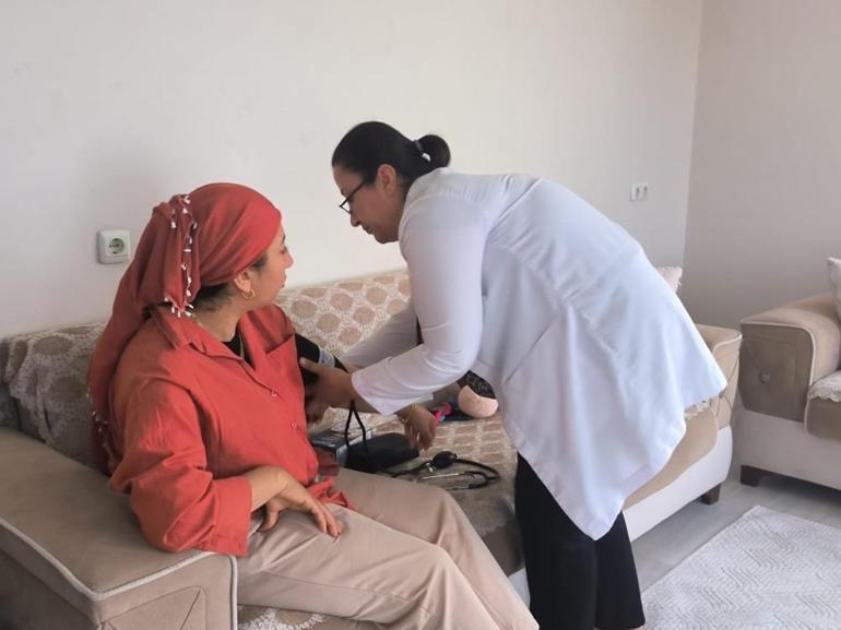 Hatayda her gebeye bir ebe seferberliği: Ev ev gezip anneleri doğuma hazırlıyorlar