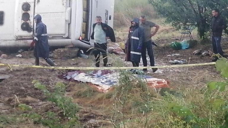 Isparta’da feci kaza: Tur minibüsü şarampole yuvarlandı 4 kişi hayatını kaybetti