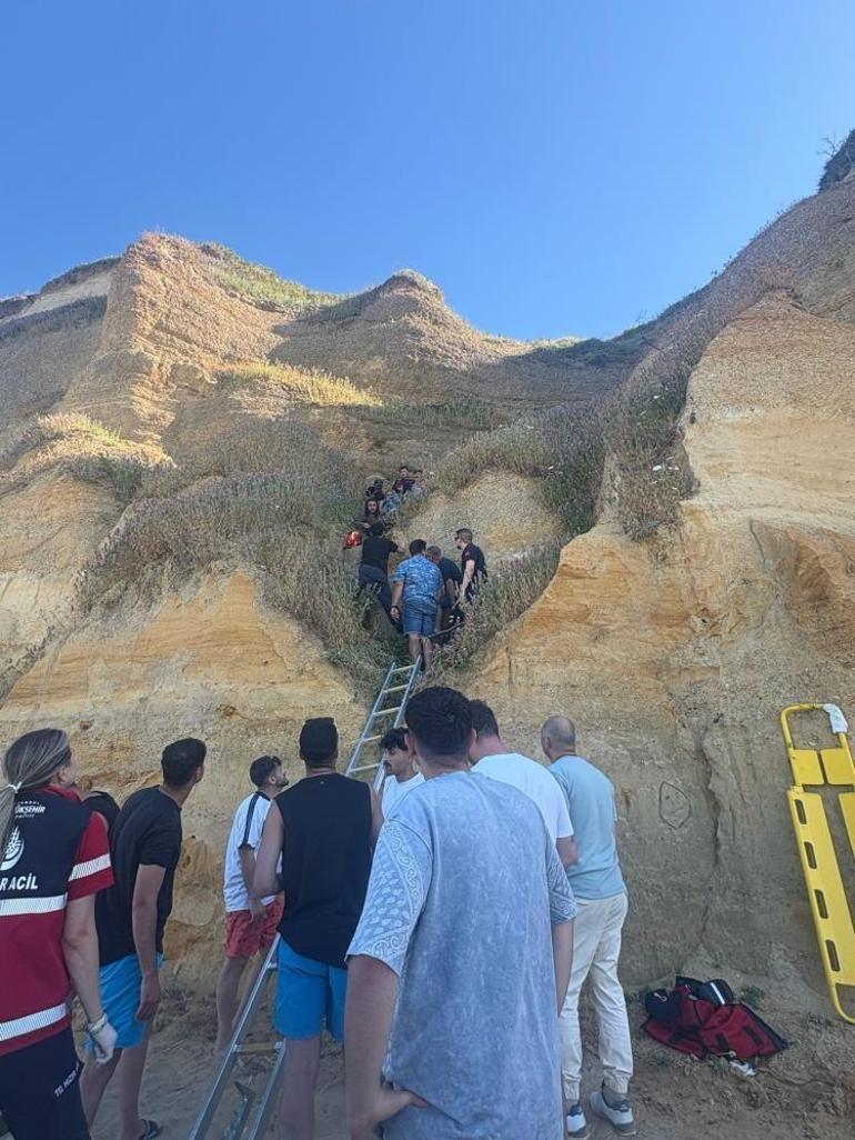 Yamaç paraşütü kayalıklara çarptı, 1i çocuk 2 kişi yaralandı