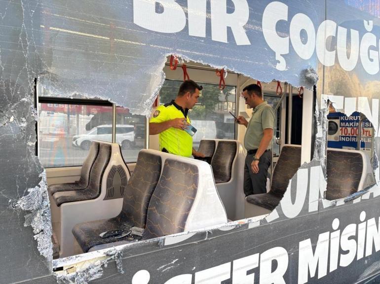 Kontrolden çıkan otomobilin çarptığı refüjden kopan taşlar tramvaydan içeri girdi: 4 yolcu yaralı
