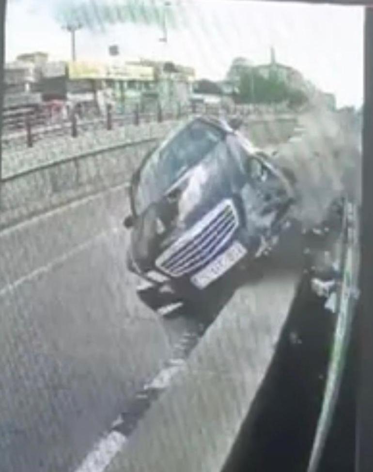 Kontrolden çıkan otomobilin çarptığı refüjden kopan taşlar tramvaydan içeri girdi: 4 yolcu yaralı
