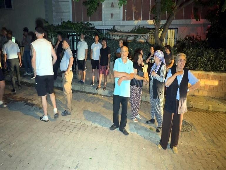 Avcılarda 3 katlı binada yangın paniği: Çatı alev alev yandı