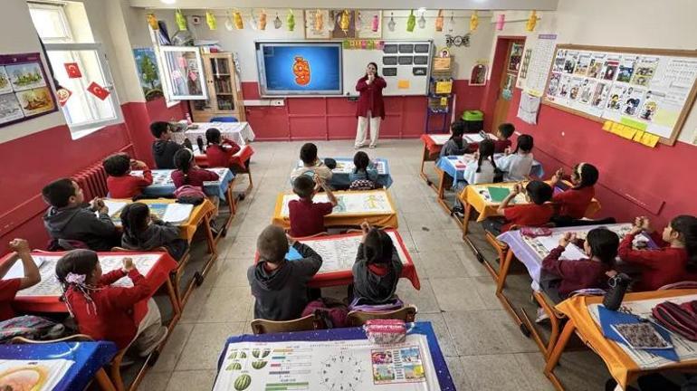Vanda görevli öğretmen, öğrencileriyle her yıl yeni bir dil öğreniyor