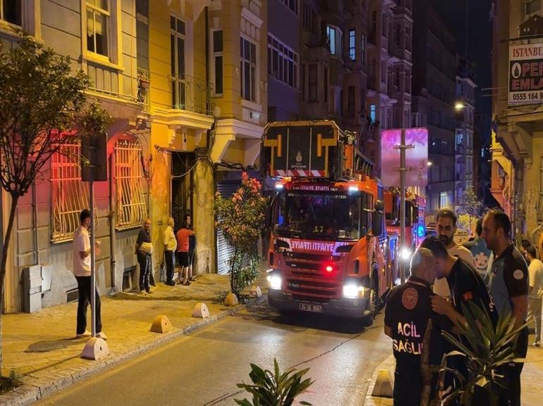 Beyoğlunda bodrum katında duvar çöktü: Bina tahliye edildi