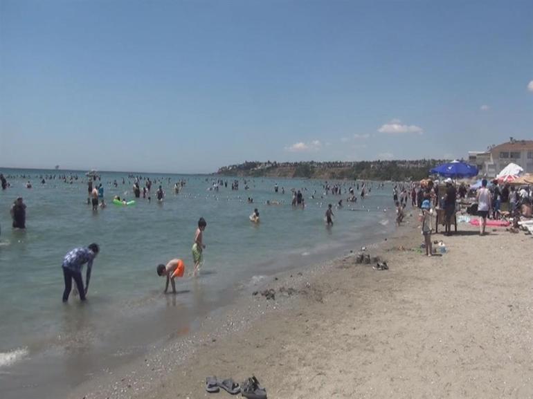 Silivride binlerce kişi plajlara akın etti