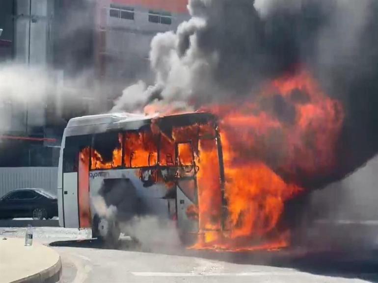 Arnavutköyde servis minibüsü alev aldı: İtfaiye güçlükle müdahale etti