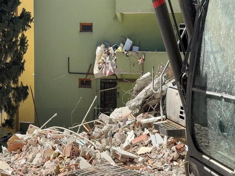 Avcılarda kentsel dönüşümde kopan betonlar yan binaya zarar verdi