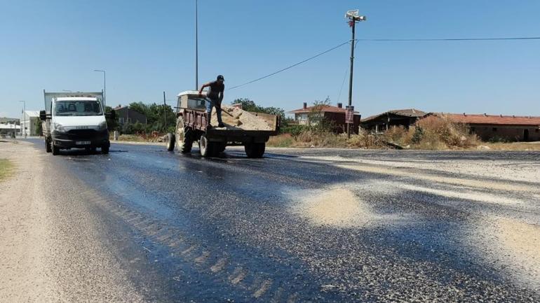Edirnede kavurucu sıcaklar asfaltı eritti Ekipler yola kum serdi