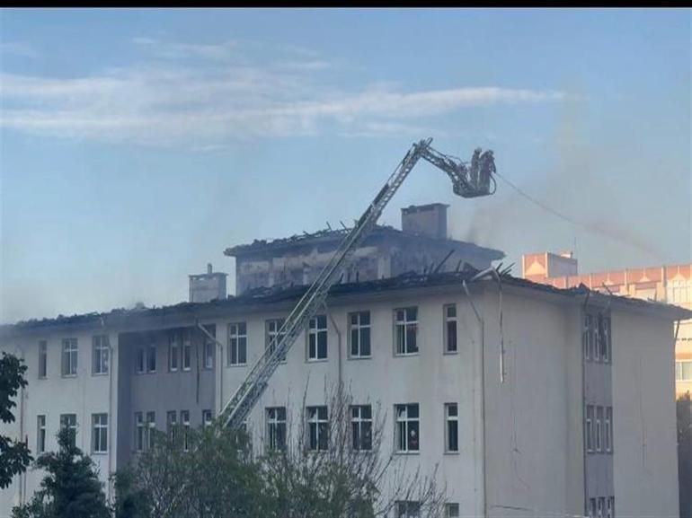 Beylikdüzünde okul çatısında yangın çıktı: İtfaiye ekipleri güçlükle müdahale etti