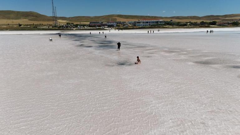 Tuz Gölü pembe renge büründü, turistler bölgeye akın etti