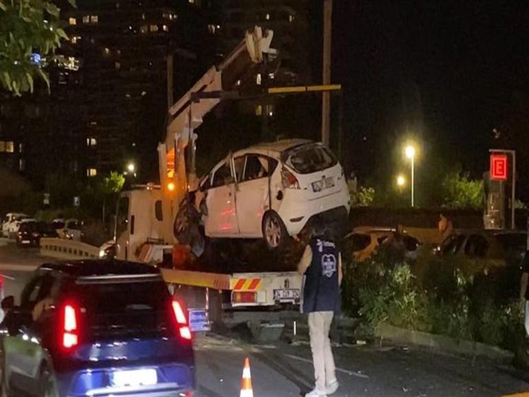 Bakırköyde hakimiyetini kaybetti: 2 araca birden çarptı