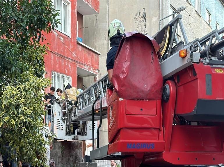 Kağıthanede alevler bir anda sardı: 4 kişi dumandan etkilendi
