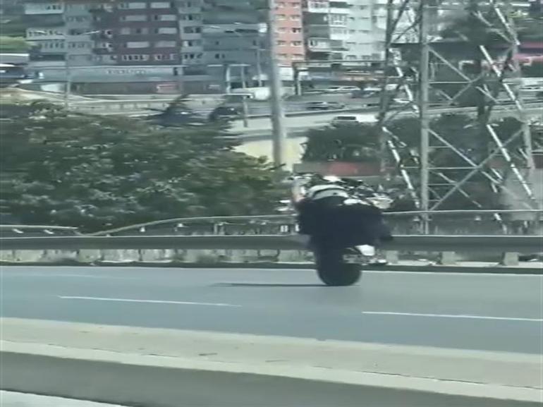Esenyurtta motosikletli herkesi tehlikeye attı: Tek teker üzerinde dakikalarca ilerledi