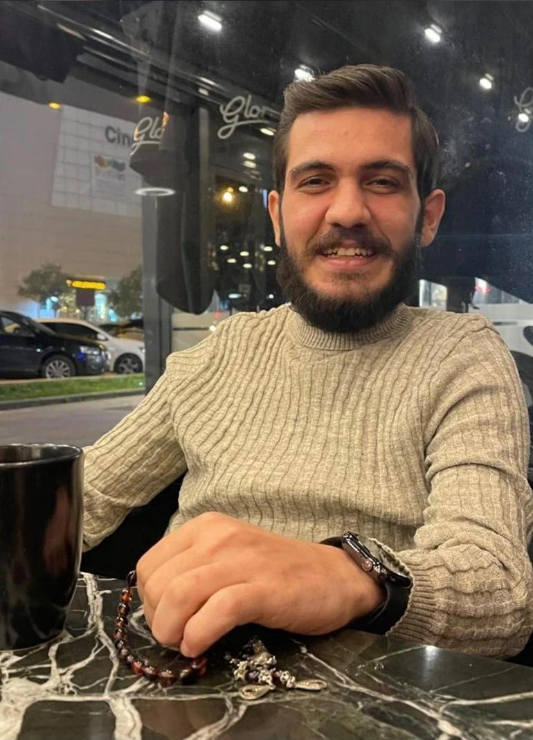 Adanada feci kaza Otomobil gişelere beton bariyerine çarptı, sürücü hayatını kaybetti