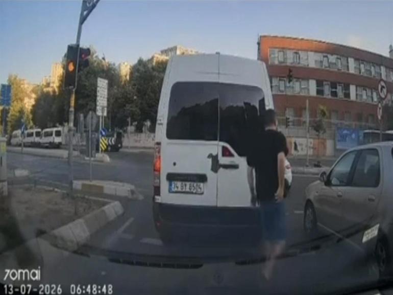 Eyüpsultanda korkunç kaza: Otomobil trafik ışıklarına çarparak savruldu