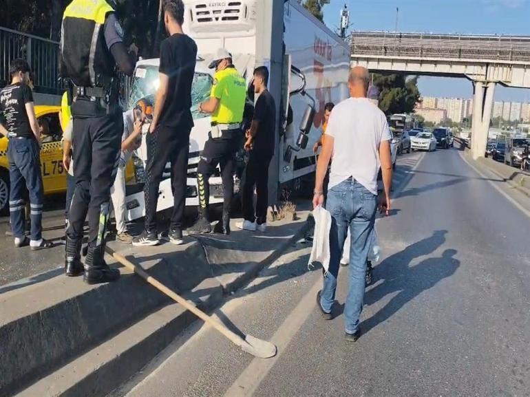 Bahçelievlerde kamyonet direğe çarptı: D-100de korkunç kaza
