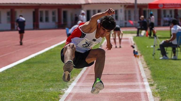 Kütahyada Atletizm coşkusu : Naili Moran Yaş Grupları Atletizm Festivali başladı Geleceğin şampiyonları piste çıktı