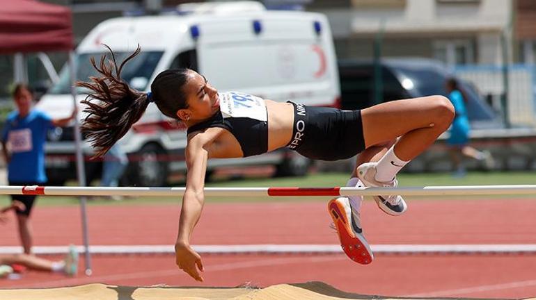 Kütahyada Atletizm coşkusu : Naili Moran Yaş Grupları Atletizm Festivali başladı Geleceğin şampiyonları piste çıktı