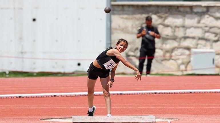 Kütahyada Atletizm coşkusu : Naili Moran Yaş Grupları Atletizm Festivali başladı Geleceğin şampiyonları piste çıktı