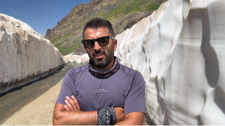 Temmuz ayında serinleten kar gezisi 5 metrelik tünellerde ilerliyorlar