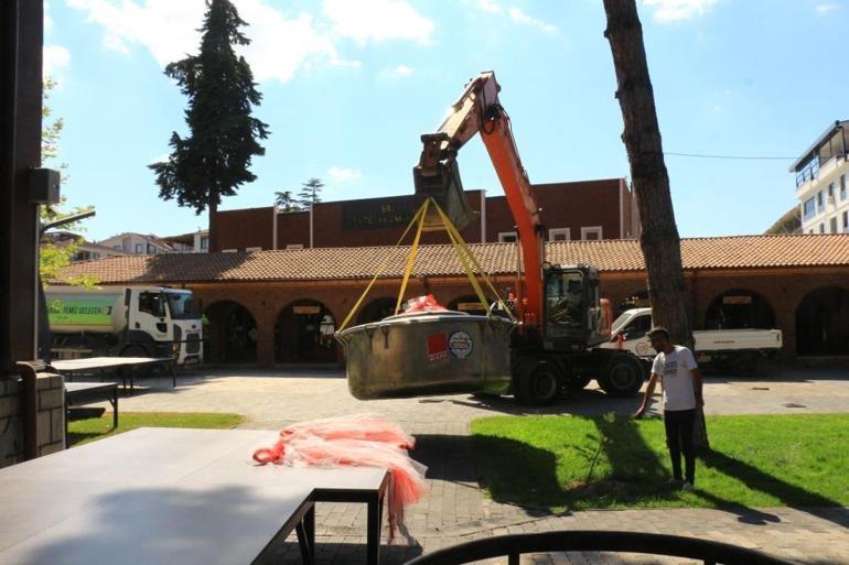 100 bin 60 adet baklalı dolmanın pişirileceği dev kazan iş makinesiyle taşındı