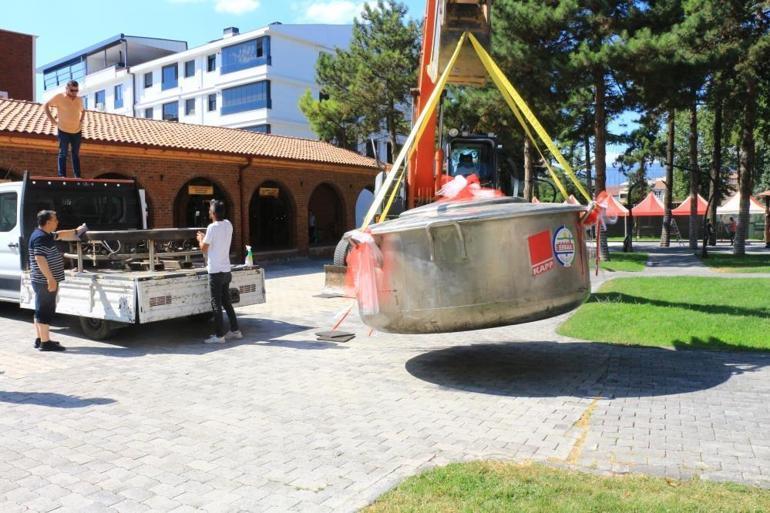 100 bin 60 adet baklalı dolmanın pişirileceği dev kazan iş makinesiyle taşındı