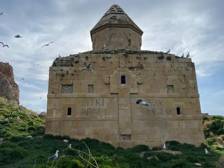 Van Gölünün ortasında kaderine terk edildi: İkinci bir Yaşar Kemal gerekiyor