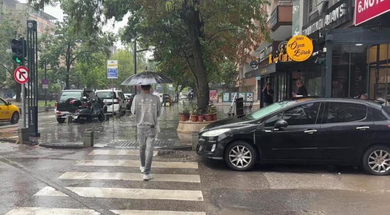 Kocaelide bir anda bastırdı Sağanak yağmur hayatı felç etti