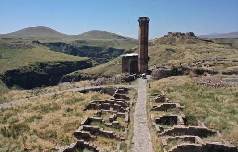 100 kişilik ekip 5 küp görünce her şey durdu: Çarşının ortasını kazarken gizemli depo çıktı