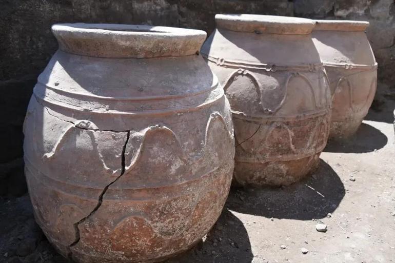 100 kişilik ekip 5 küp görünce her şey durdu: Çarşının ortasını kazarken gizemli depo çıktı
