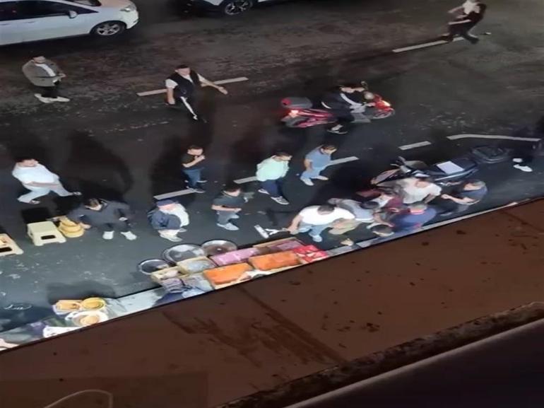 Esnaf ve zabıta Gaziosmanpaşada birbirine girdi: Esnaf kavgası kameraya takıldı