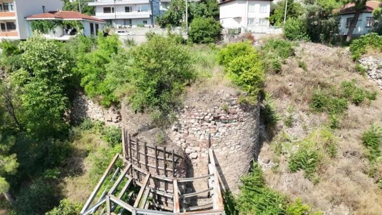 Asırlık sur kalıntıları otlar ve sarmaşıkların arasında kayboldu