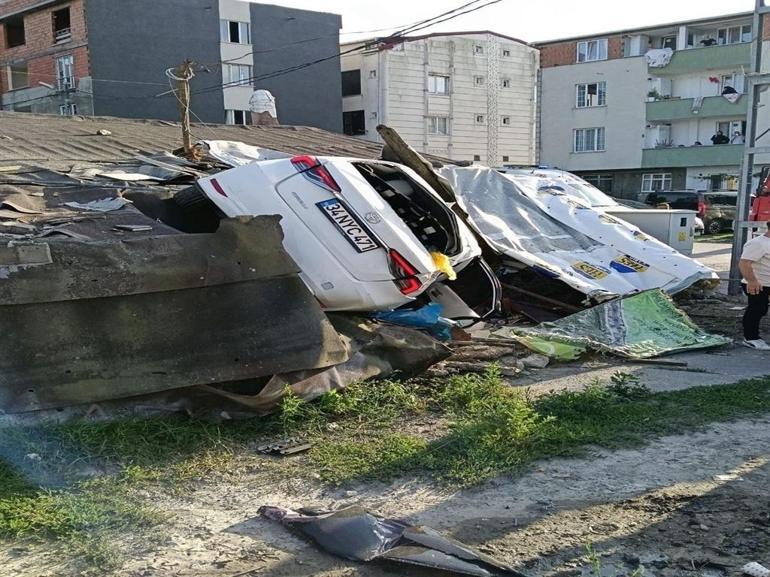 Arnavutköyde korkunç kaza: Otomobil gecekonduya çarptı