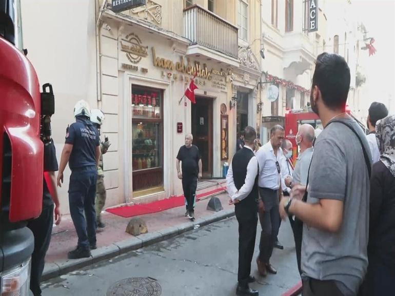 Taksimde AVM lokantasında yangın: Bina tahliye edildi, yangın söndürüldü