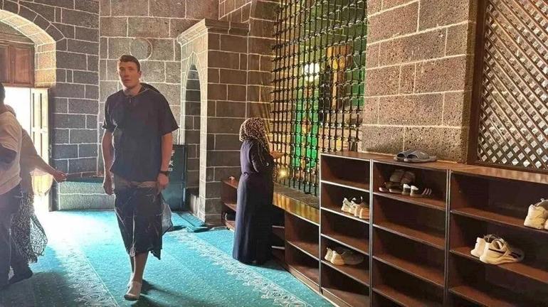 Fransız turist Diyarbakır’daki camiye böyle girdi: Herkesi şaşırtan hareket