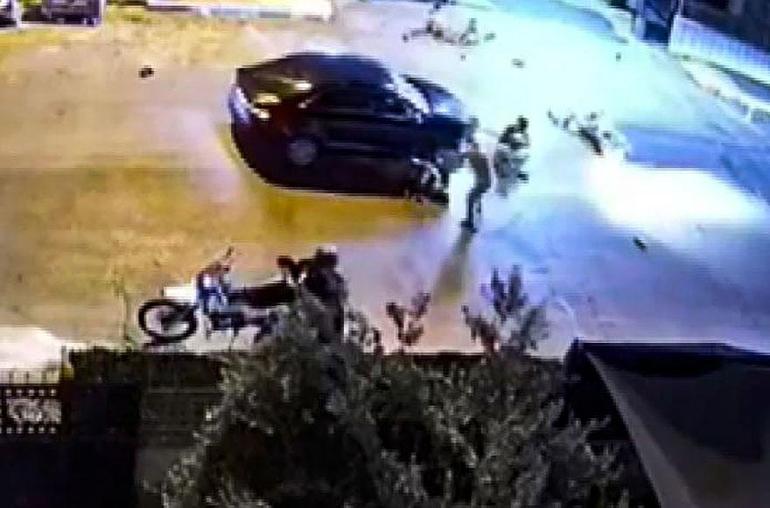 Mersinde dehşet anları Kaza yaptı otomobiliyle yaralıları ezerek kaçtı; o anlar kamerada