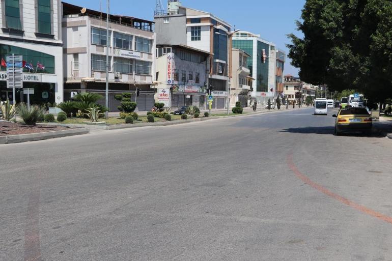 Sıcak hava Adananın simge noktalarını sessizliğe bürüdü