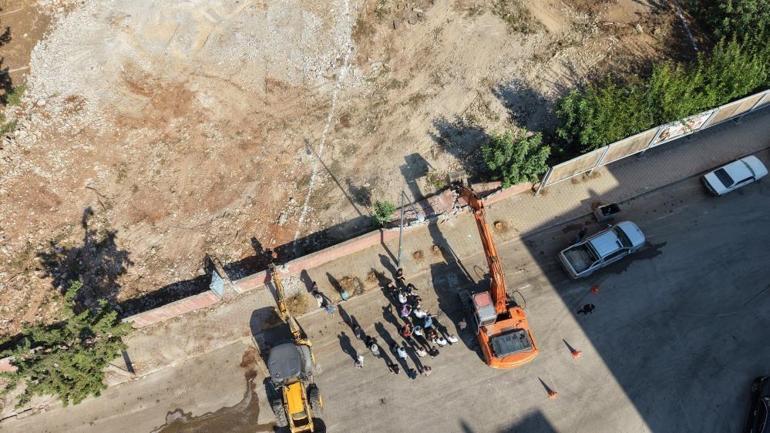 Adanada 30 yıllık yol sorunu çözüme kavuşuyor İlk kazma vuruldu
