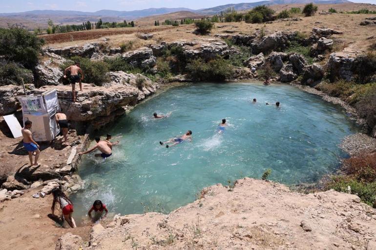 Sivas’ın şifa gölü Cilt hastaları derman bulmak, gençler ise serinlemek için giriyor