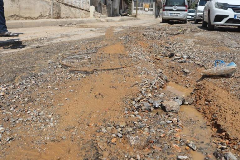 İzmirde bozuk ve çamurlu yollar vatandaşı isyan ettirdi
