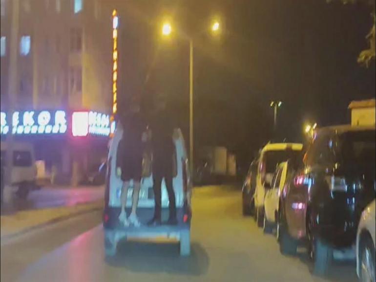 Zeytinburnunda tehlikeli yolculuk: Aracın arkasına tutunup yol aldılar
