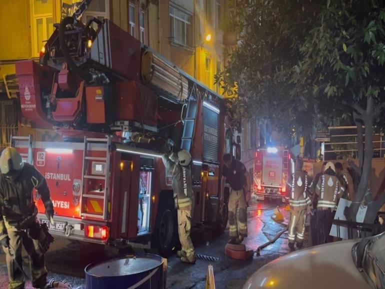 Beyoğlunda maç çıkışı alevler sardı: Havai fişek daireyi yaktı