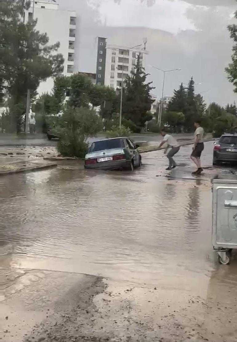 Patlayan su hattı yolu çökertti Otomobil çukura düştü