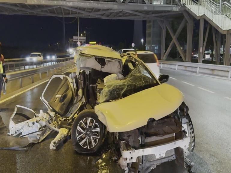 Büyükçekmecede kanlı gece: Önce İETT otobüsüne sonra bir arabaya çaptı 1i ağır 3 yaralı