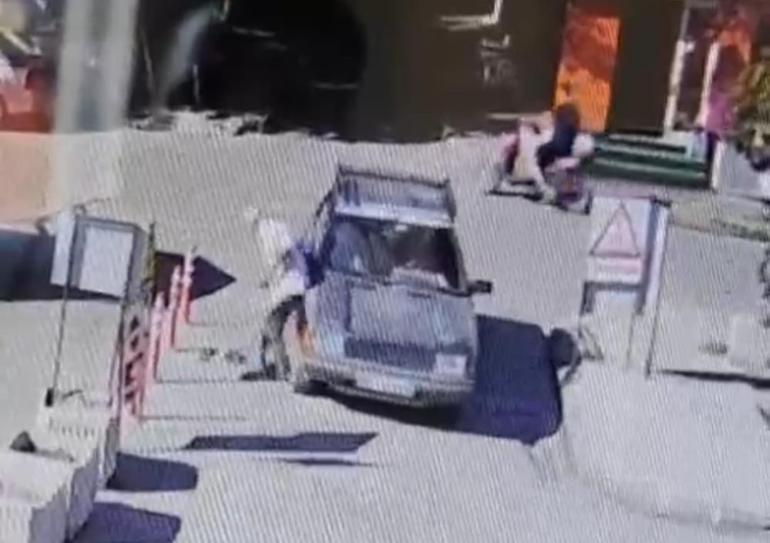 Adanada çarptığı adam hastanelik oldu: Hiçbir şey olmamış gibi devam etti