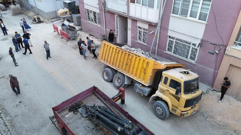 Eskişehirde yol çöktü, kamyon çukura düştü