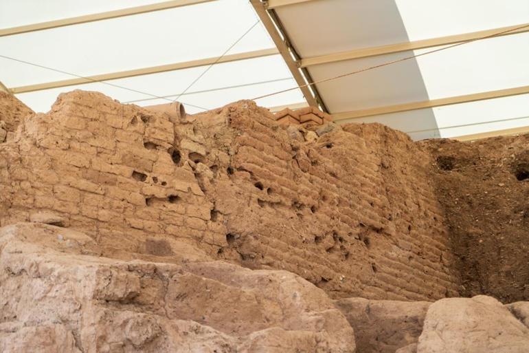 Manisada gün yüzüne çıktı Parayı bulan Lidyalıların gizemini pişmiş tuğla ele verdi