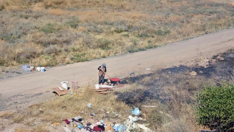 Yanı başında çıkan yangını salça kaynatarak izledi