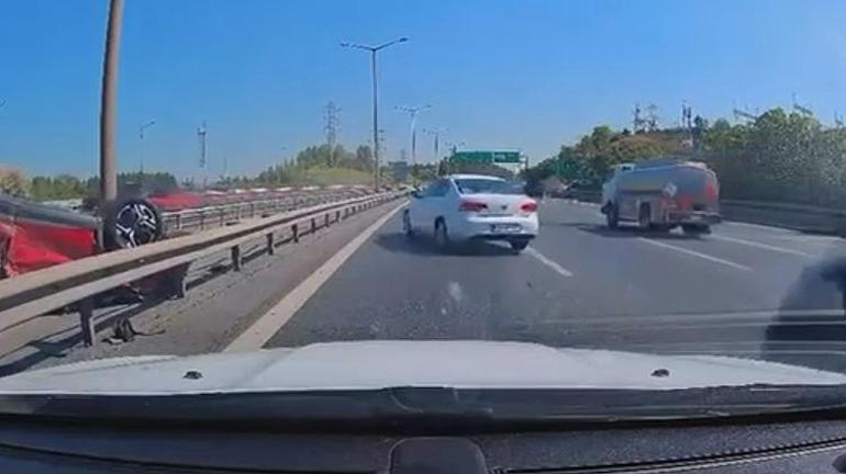 Eyüpsultan TEM Otoyolunda korkunç kaza: Kontrolden çıkan otomobil bariyere çarpıp devrildi